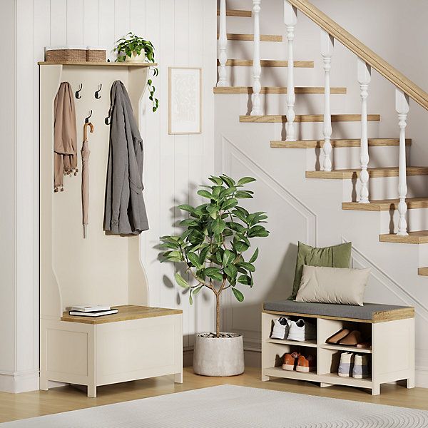 Helle Flurgarderobe mit montierten Wandhaken aus Metall.