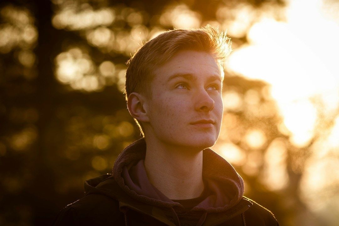 Porträt einer Person im warmen Gegenlicht der tiefstehenden Sonne
